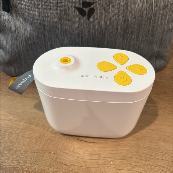 Medela Pump Bundle - Picture 4 of 8